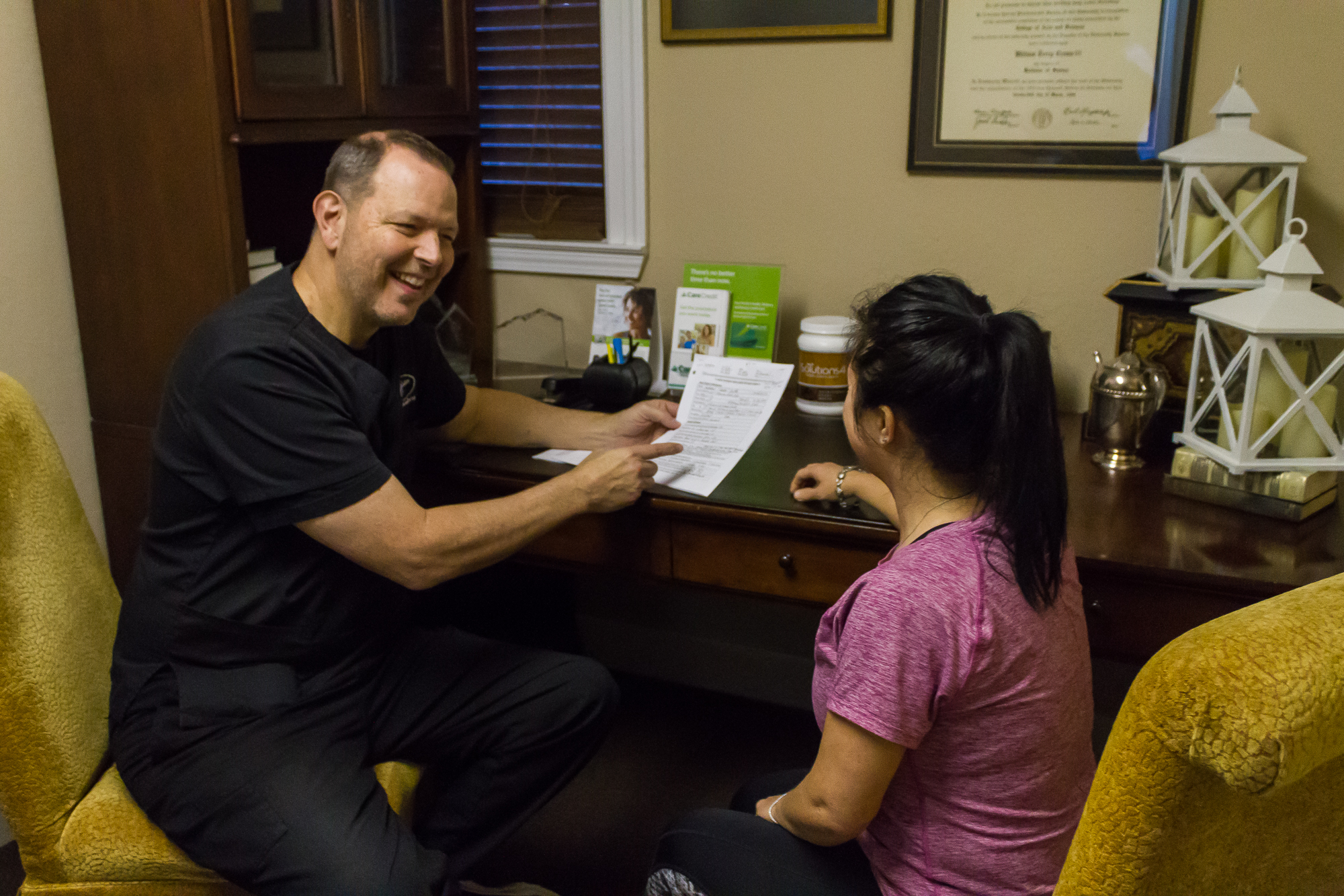 Chiropractor, Dr. Crews, having a consultation with female patient for weight loss services in Gainesville, GA